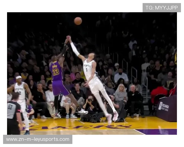 文班亚马封盖对手大力上篮，全场震撼