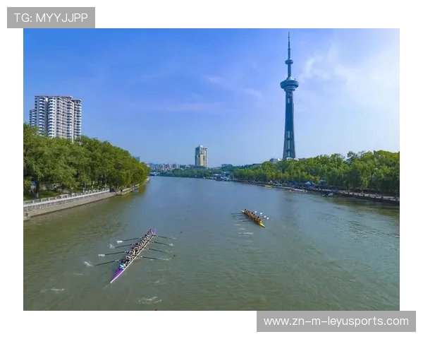 赛艇八人艇节奏精准共振感极强