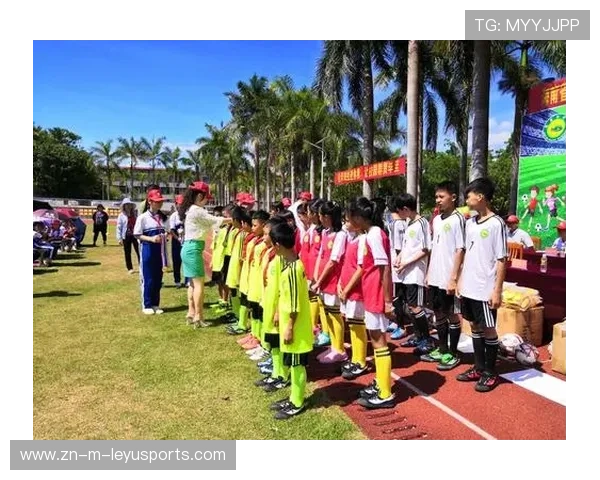 足球联赛在社区联动中组织学校参观球队训练促进青少年兴趣，学校足球联赛简报